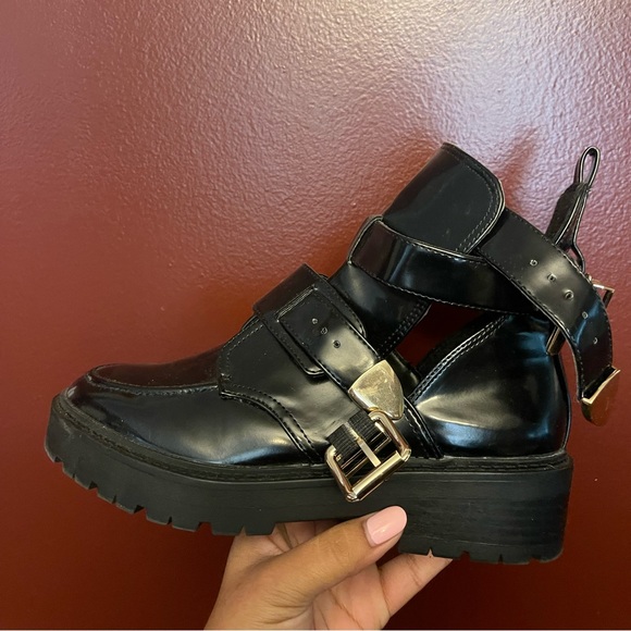 Black chunky boot with belt buckles - Picture 2 of 3